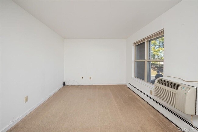 Building Photo - 501 Maplewood Gardens