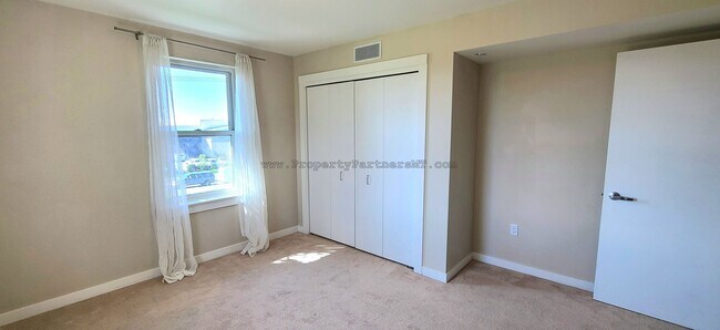 Building Photo - Spacious 3 bed /2 Bath Condo at Ferguson F...