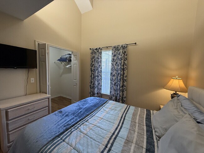 Building Photo - Penthouse Fully Furnished - Lakeview 2 Bed...