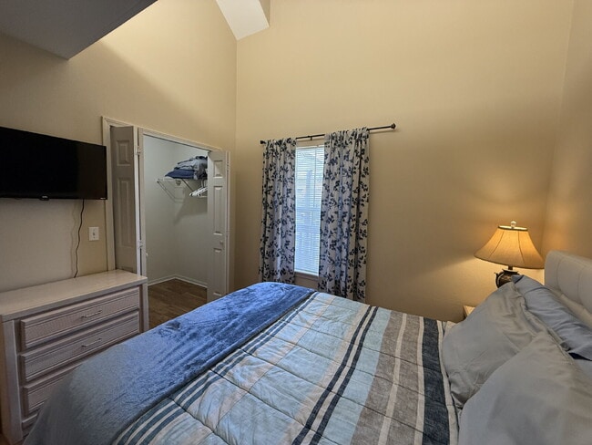 Building Photo - Penthouse Fully Furnished - Lakeview 2 Bedroom Condo