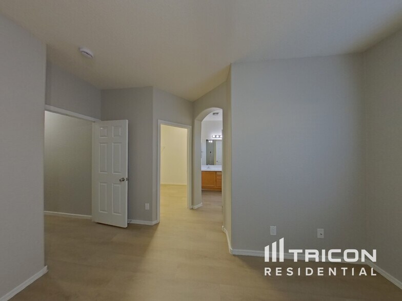 Building Photo - 7215 S 38th Dr