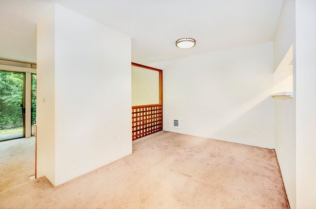 Building Photo - Lake Ballinger Townhouse 3 Bedroom