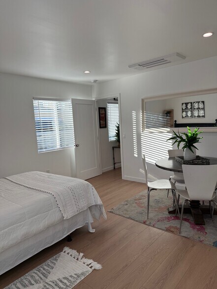 Building Photo - 22105 1/2 Dolores St