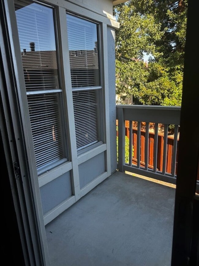 Building Photo - 2 bedroom & 1 bath condo in a parklike set...