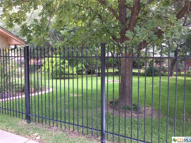 Building Photo - 601 Ridgecrest Dr