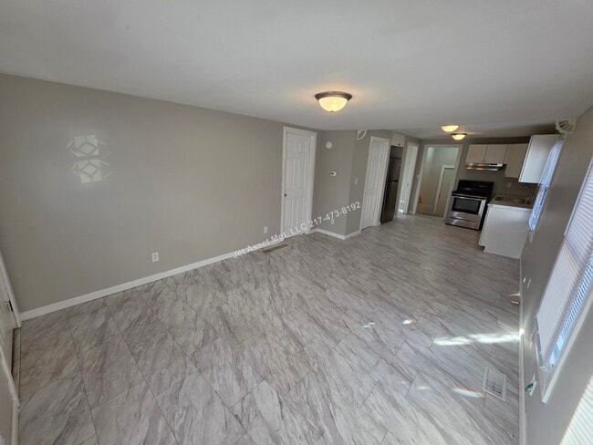 Building Photo - Cute 2 bedroom house with XL 2 car garage!