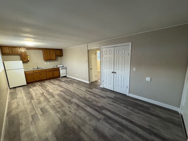 Building Photo - 101-103 Green Oaks Drive