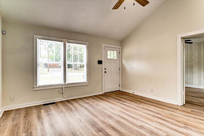 Building Photo - Welcome to this beautifully renovated condo located in the heart of McDonough, GA.