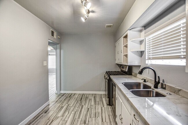 Building Photo - Vintage Ranch Home