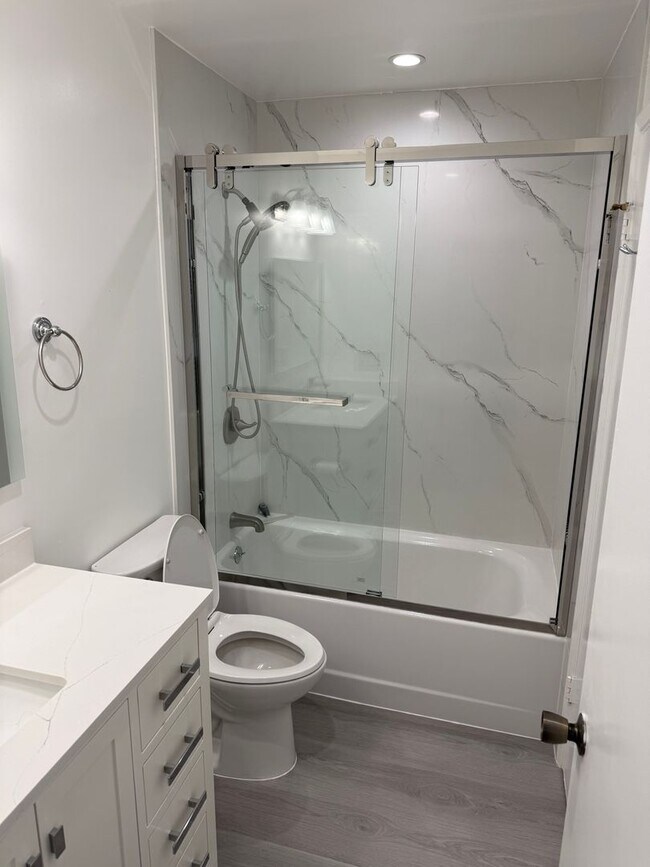 Building Photo - $3,150 / 2 BR - Updated Townhome in Prime Union City!