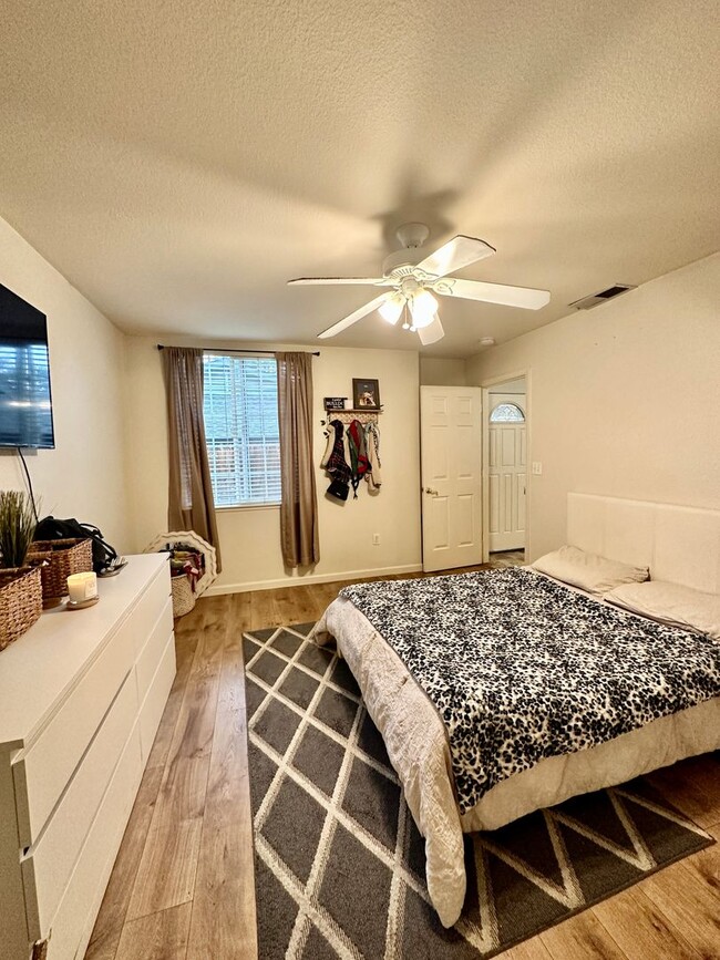 Building Photo - Davis - Centrally Located Home