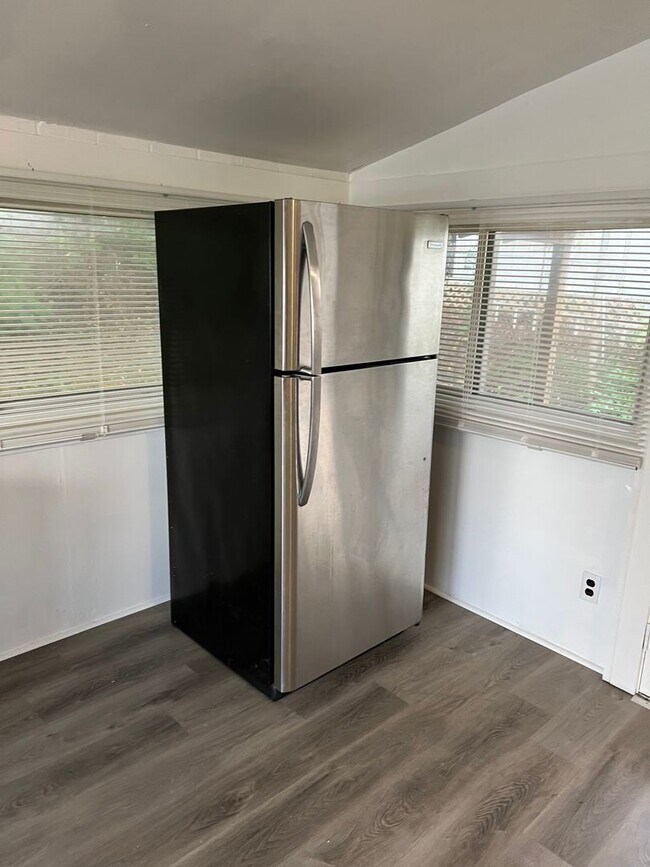 Building Photo - 3 Bed 1 Bath Single Family House 13 Essex St.