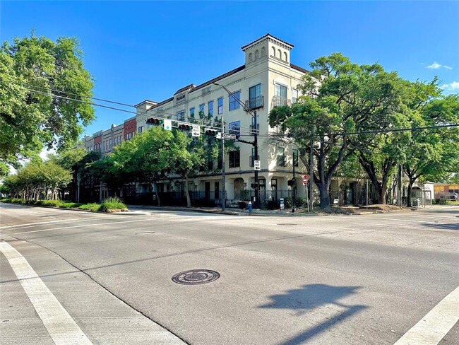 Building Photo - 1602 Elgin St