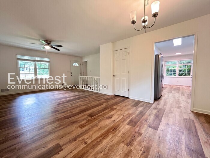 Building Photo - 323 N Briar Ridge