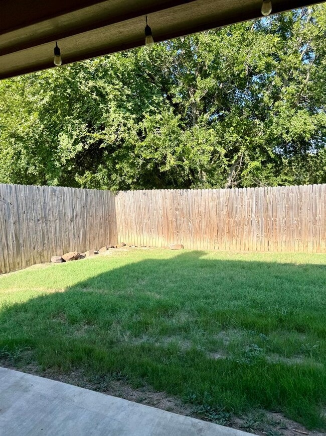 Building Photo - Four bedroom home located in prime neighbo...