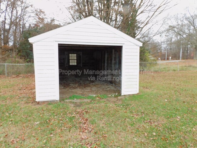 Building Photo - 3713 N Cherry St