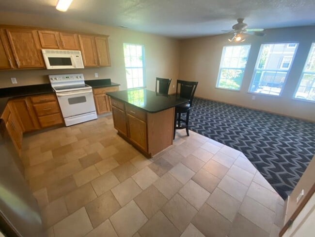 Building Photo - 3044 SW Sharmin Ln