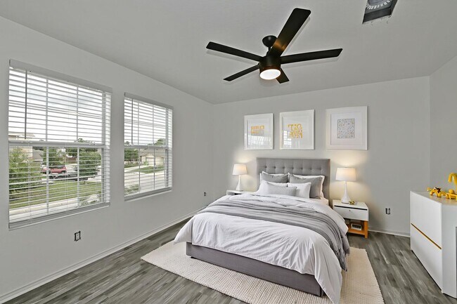 Building Photo - 5 bed | 3 bath | Corner lot | Fully remode...