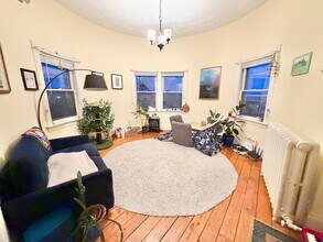 Building Photo - 2 Bedroom Apartment + Bonus Room Downtown Burlington Available 6/1