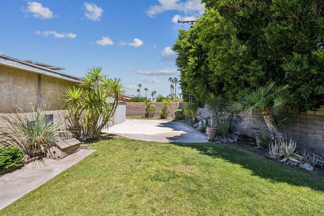 Building Photo - 3 Bed / 2 Bath Home with Bonus Room, Pool and Two Car Garage.