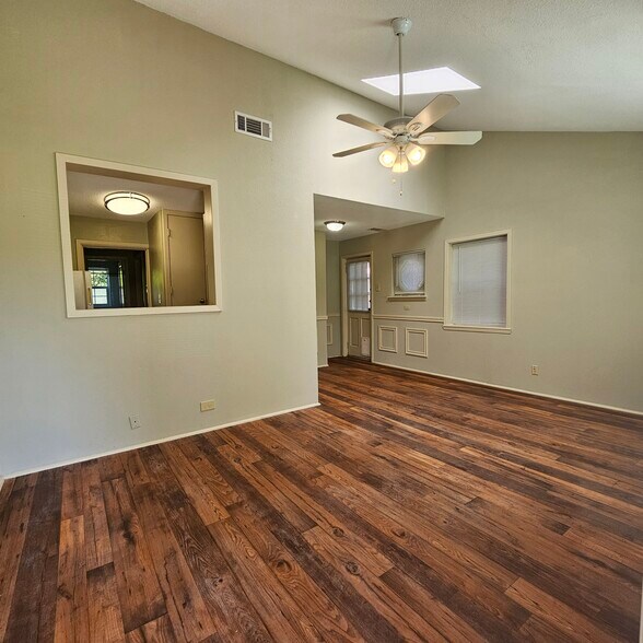 Building Photo - 10135 Kilarney Dr