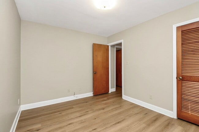 Building Photo - Beautifully Updated Two Bedroom Duplex