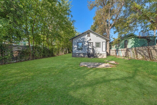 Building Photo - All Units Are Available With Brandnew Full Appliance Package