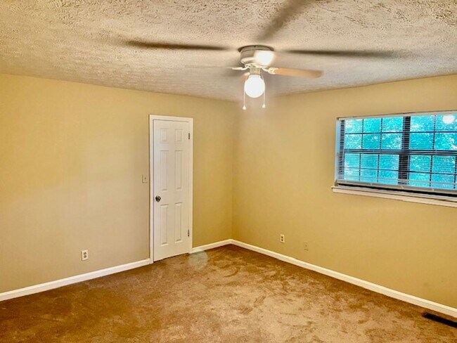 Building Photo - Conifer Ring #26 A&amp;B