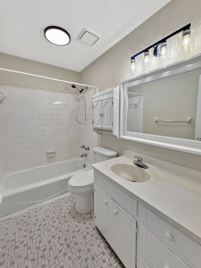 Building Photo - Charming 2 Bed 1.5 Bath Townhouse in Oakwood!