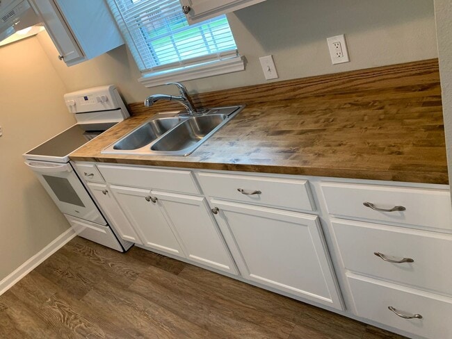 Building Photo - 3600 Live Oak St