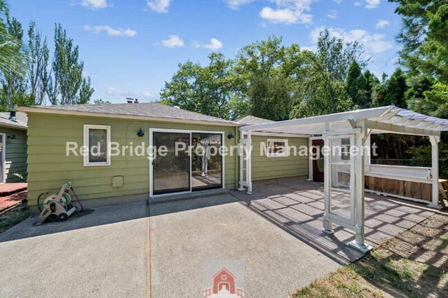 Building Photo - 5025 SW Illinois St