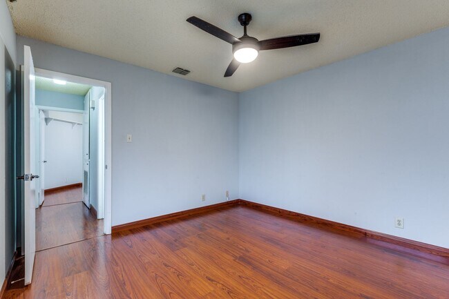 Building Photo - 2-BEDROOM HOME IN HIDDEN MEADOW