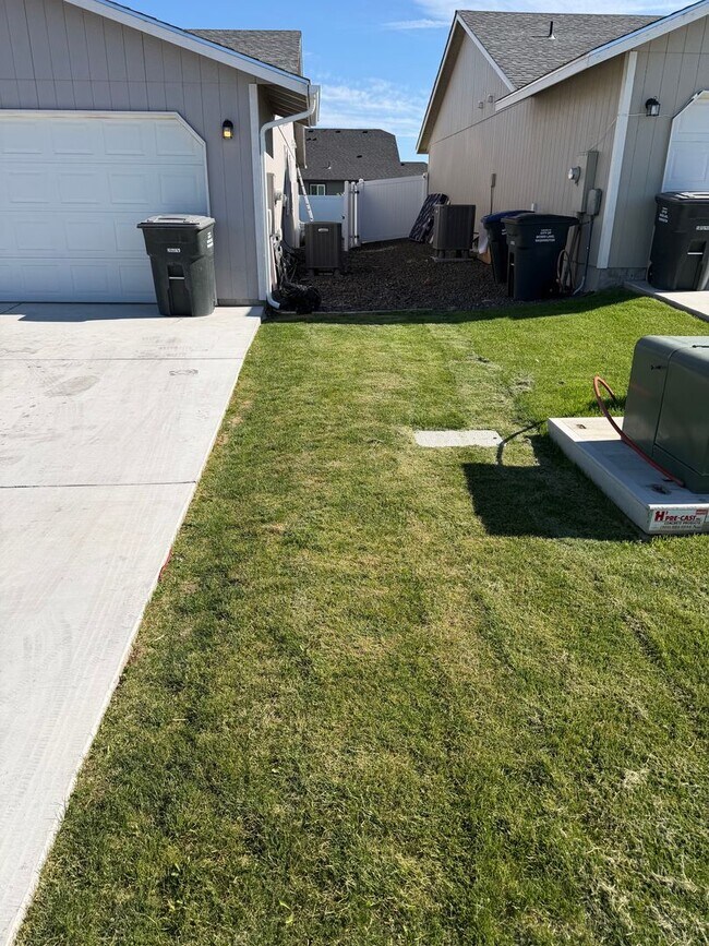 Building Photo - Pending Applications!! 4 Bedroom Home in Park Orchard Neighborhood