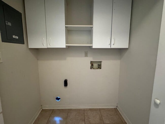 Building Photo - 207 Pinoak Ct W