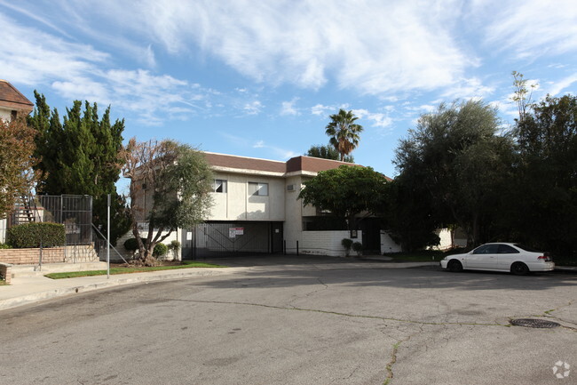 Building Photo - 8530 Independence Apartments