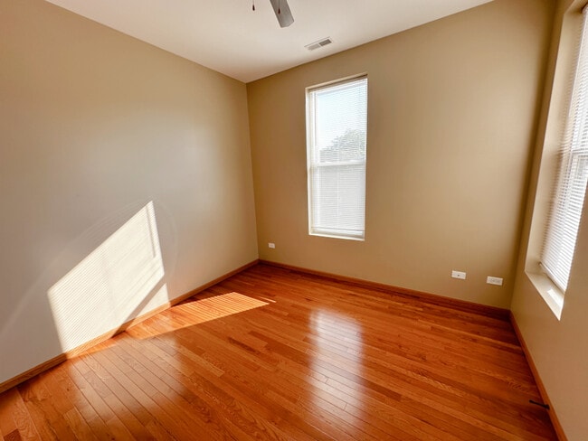 Building Photo - 639 W Garfield Blvd