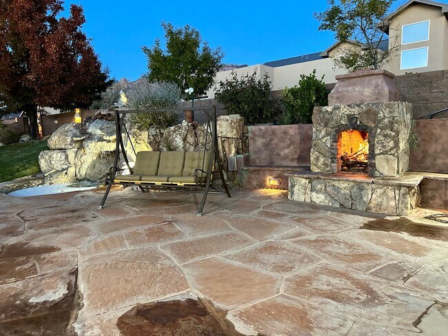 Building Photo - Move in Special Luxury 4 bedroom 4.5 bathr...