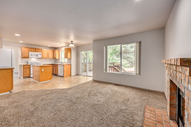 Building Photo - Highly Desirable Home in Ridgetop Communit...