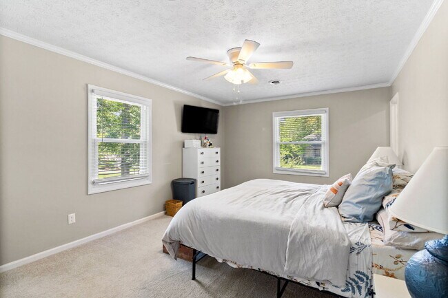 Building Photo - Spacious 4-Bedroom Haven with 3 Full Baths...