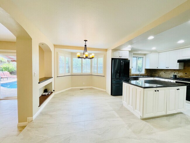 Building Photo - Beautiful 4 Bed 3 Bath + Huge Bonus Room A...