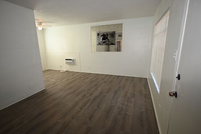 Building Photo - 2 Bed Apartment  - $1,050 - 378 N 13th Str...