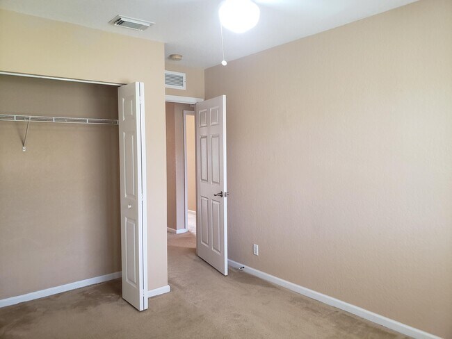 Building Photo - 3027 N Evergreen Cir