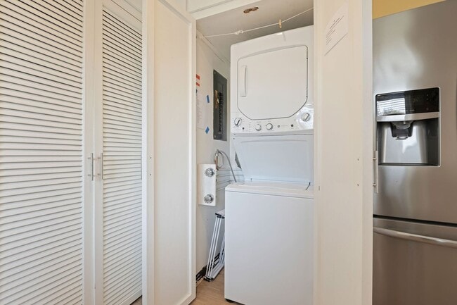 Building Photo - Beautifully updated two bedroom two bath in the heart of Santa Barbara!