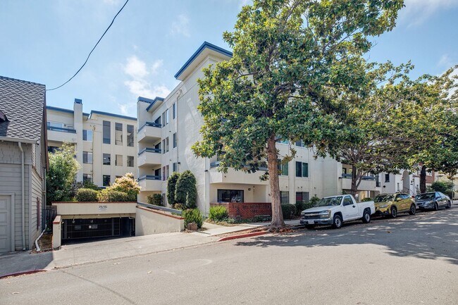Building Photo - Advent - Low Deposit W/ Laundry & Parking!
