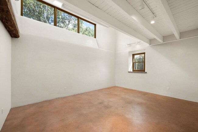 Building Photo - Rustic Loft-Style Home in Arroyo Hondo