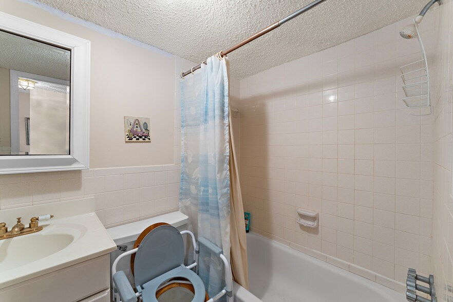 Building Photo - 4746 Azalea Dr