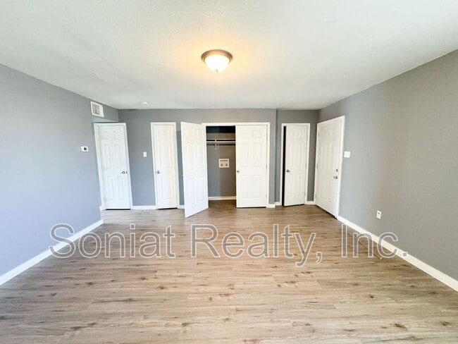 Building Photo - 7760 N Coronet Ct