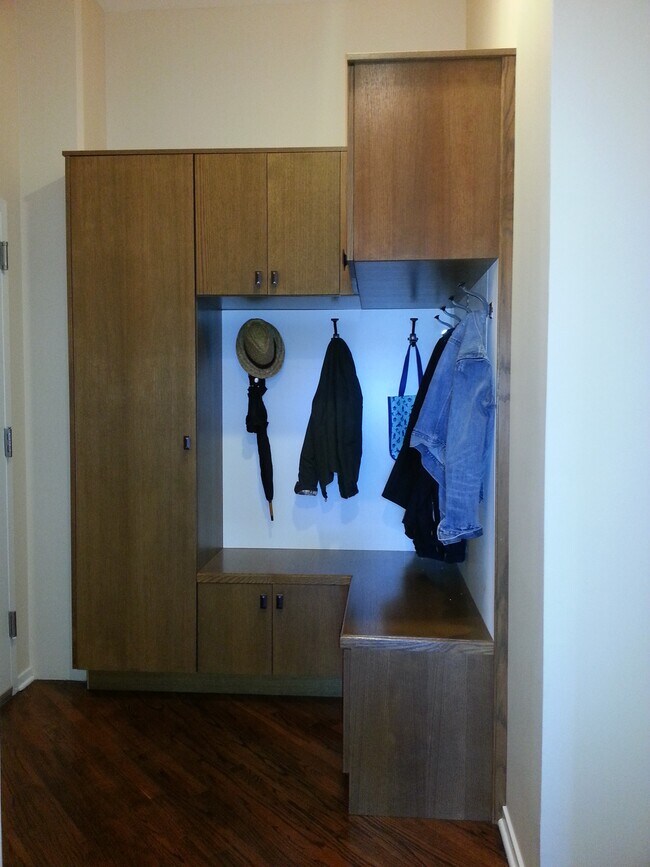 Building Photo - 2012 W St Paul Ave