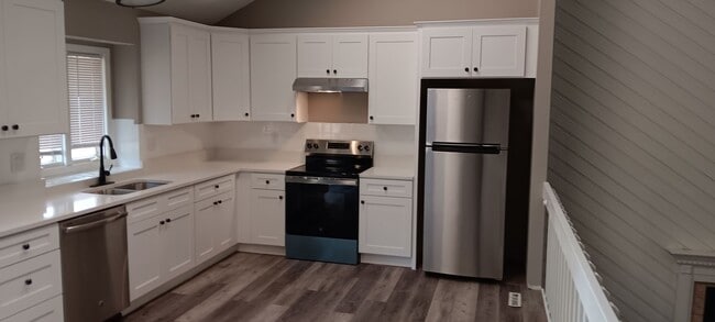 Building Photo - Coming Soon – Beautifully Renovated 4-Bedroom Home in Blue Springs!