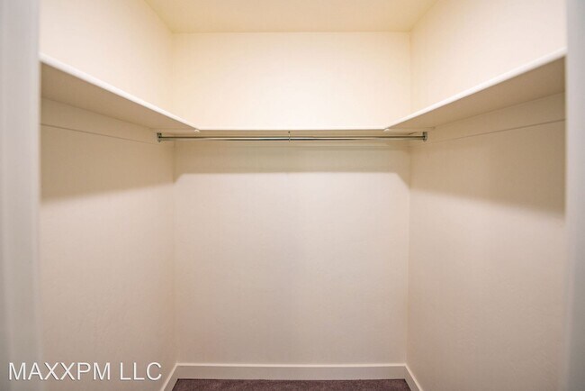 Building Photo - 656 W Meadow Dr